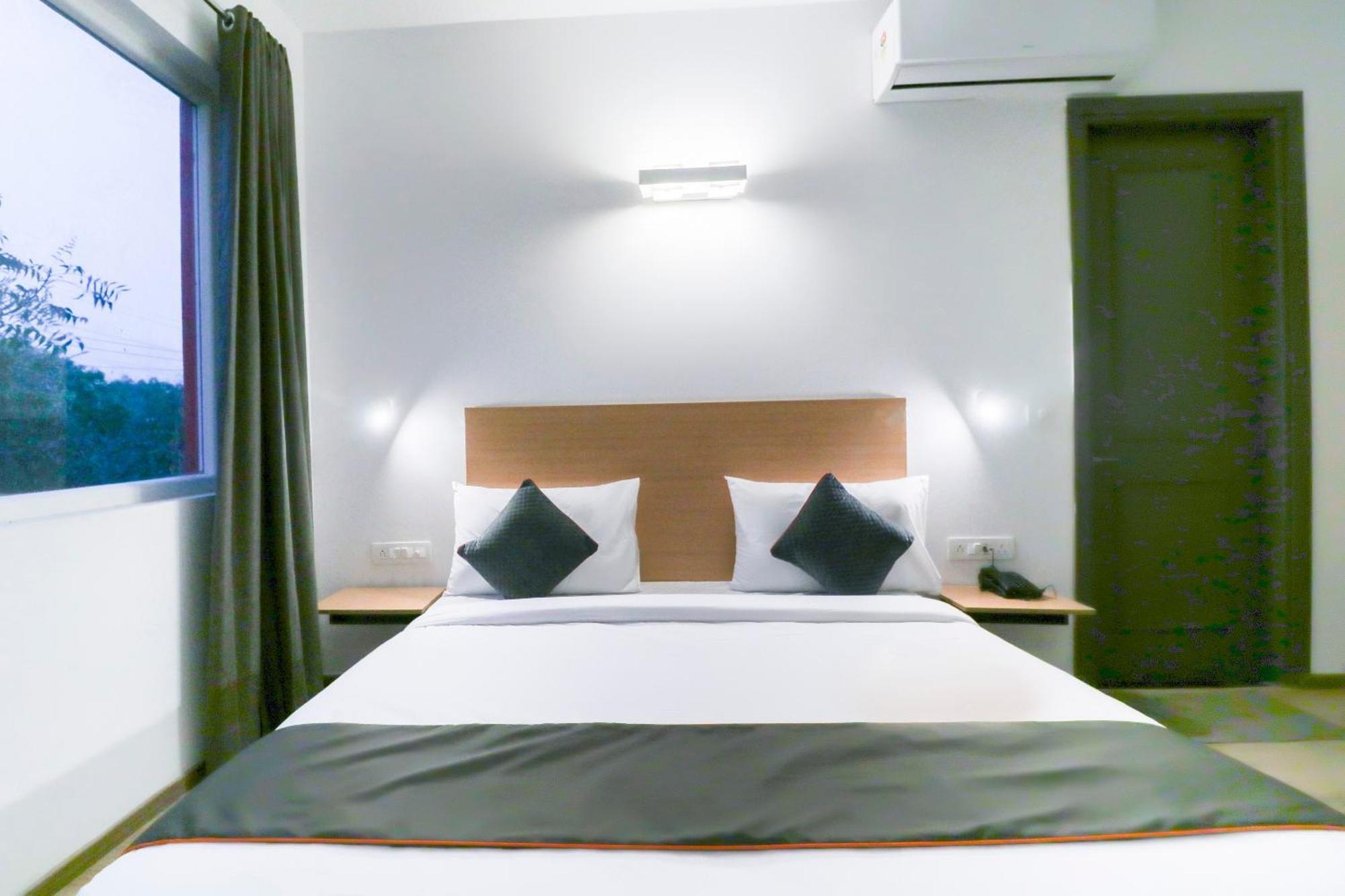Townhouse Noida Sector 71 Near Iskcon Temple Noida Hotel Indirapuram Exterior photo