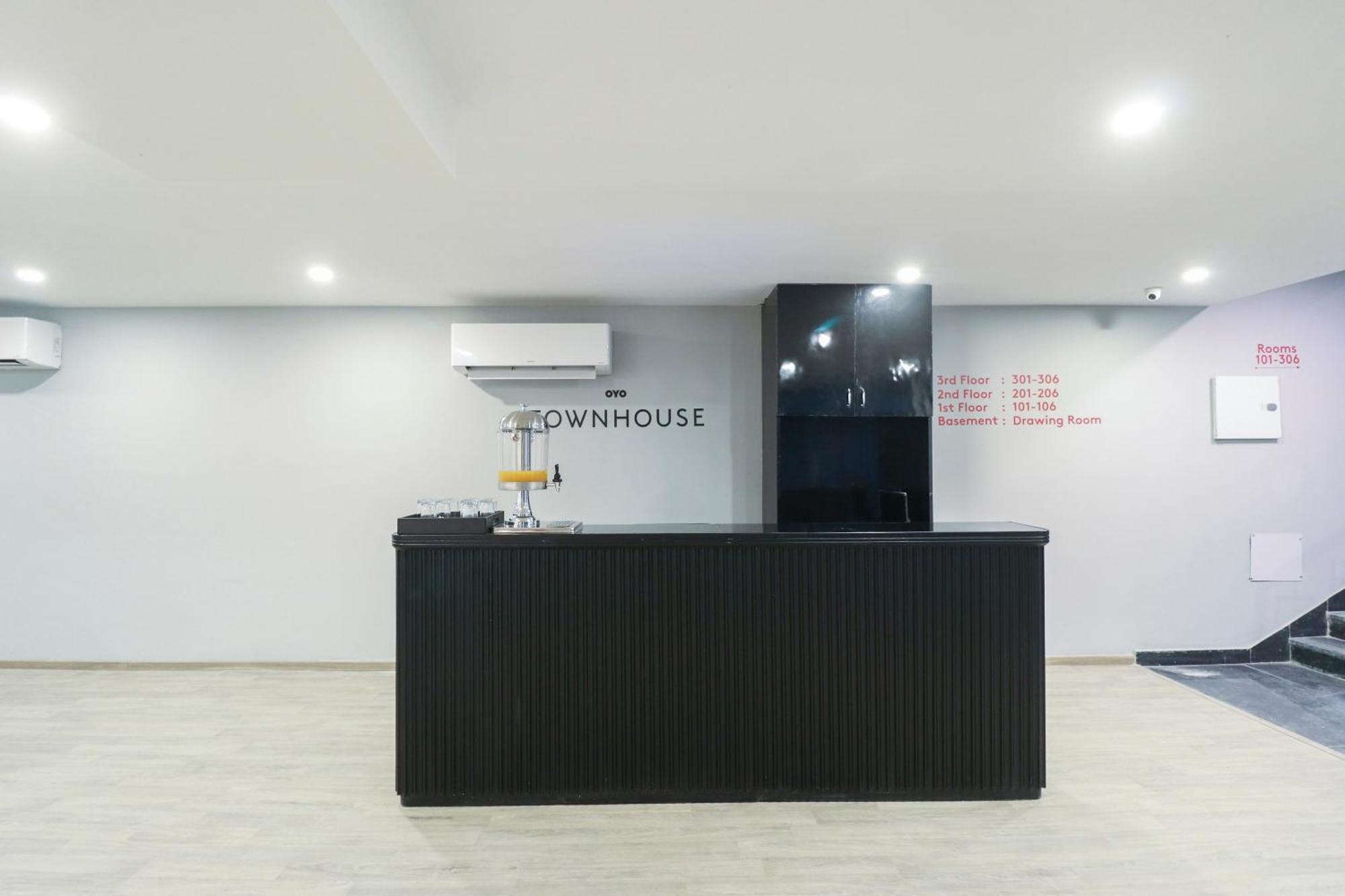 Townhouse Noida Sector 71 Near Iskcon Temple Noida Hotel Indirapuram Exterior photo