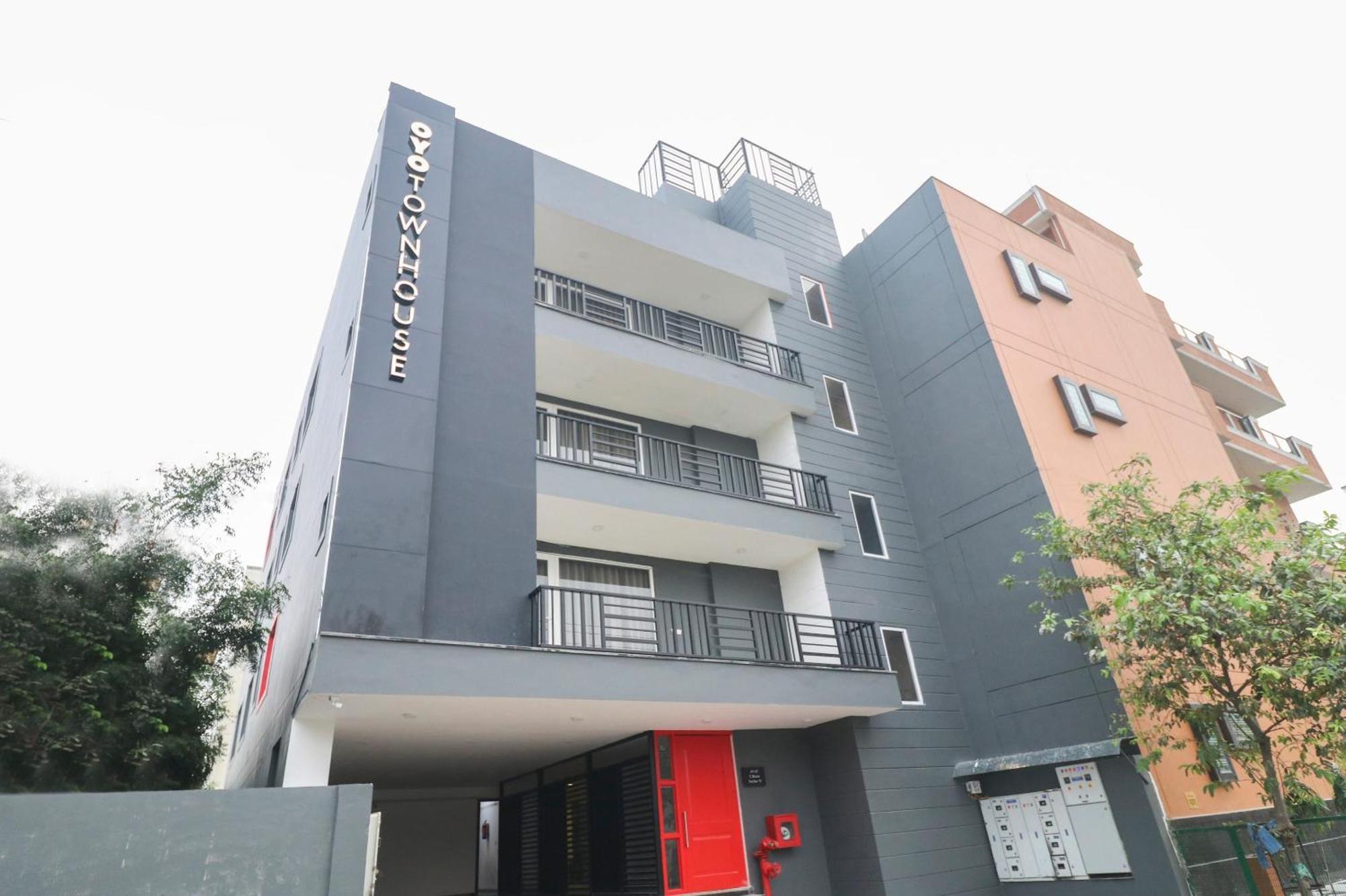 Townhouse Noida Sector 71 Near Iskcon Temple Noida Hotel Indirapuram Exterior photo